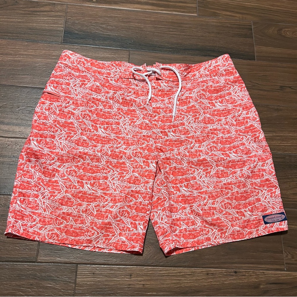 Vineyard Vines Men’s Board Shorts Swim Size 40 Red White‎ Fish 9” Inseam